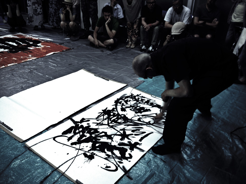 Gen Atem Project - Gen Atem vs Kenryo Hara - Painting performance, 2013